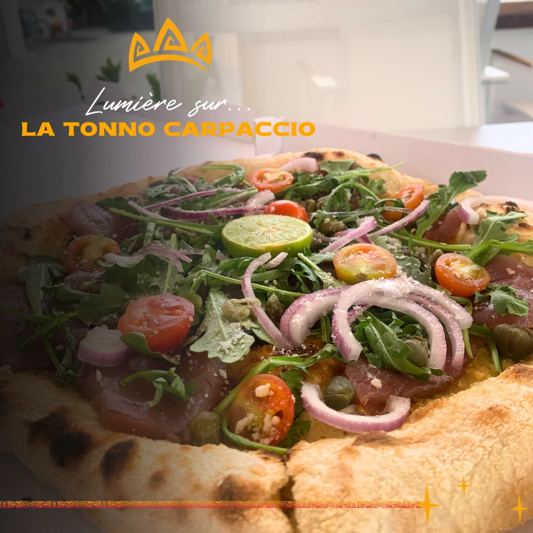 Pizza Tonno Carpaccio, thon mi-cuit, roquette, oignon rouge et parmesan